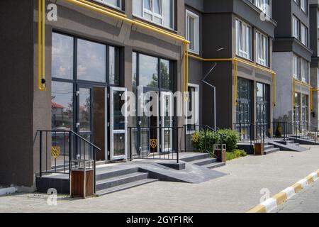 Construction principalement pour les magasins, les bureaux et les locaux commerciaux. Vente et location de biens immobiliers dans le bâtiment de référence. L'appartement est sur le g Banque D'Images