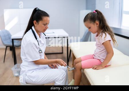 Kid Ostéoporose et traumatologie pain Check. Orthopédiste et neurologue de l'enfant Banque D'Images