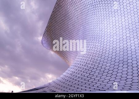 Vue à angle bas du musée Soumaya sous un ciel nuageux Banque D'Images