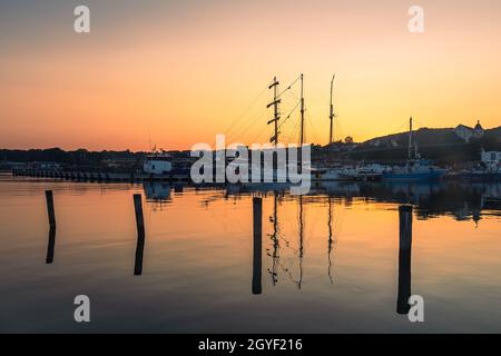 Navires dans la soirée dans le port de Sassnitz sur l'île de Ruegen, Allemagne. Banque D'Images