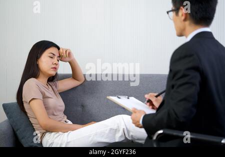 Triste femme atteinte de dépression ayant consulté un psychiatre dans un centre de services de santé mentale à l'hôpital Banque D'Images