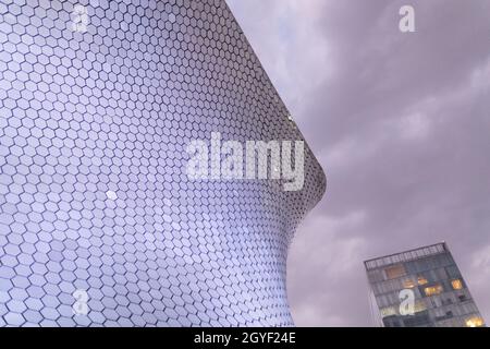 Vue à angle bas du musée Soumaya sous un ciel nuageux Banque D'Images