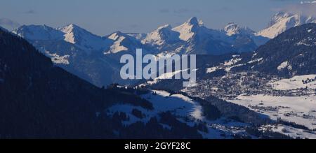 Village de Leysin en hiver. Vue depuis Isenau. Banque D'Images