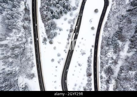 Route sinueuse Serpentine commute l'hiver neige saison drone photo aérienne Banque D'Images