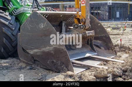 Deux petites pelles hydrauliques sur un grand chantier de construction.Vert vif sur les roues et jaune sur les chenilles.Travaux de terrassement et construction.Pelle hydraulique.Mini bas Banque D'Images