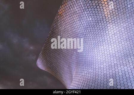 Vue à angle bas du musée Soumaya sous un ciel sombre et nuageux Banque D'Images