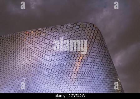 Vue à angle bas du musée Soumaya sous un ciel sombre et nuageux Banque D'Images