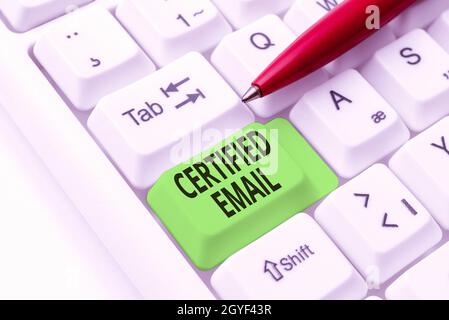 Rédaction affichant du texte E-mail certifié, e-mail Business concept dont l'envoi est certifié par un tiers neutre saisissant des codes de programme difficiles, WRI Banque D'Images