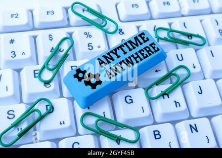 Affichage conceptuel partout et à tout moment, concept d'entreprise qui dit que vous pouvez faire quelque chose à chaque endroit et à chaque moment en tapant le concept de document de certification Banque D'Images