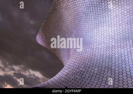 Vue à angle bas du musée Soumaya sous un ciel sombre et nuageux Banque D'Images