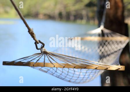 Hamac de corde dans un lac dans la montagne Banque D'Images