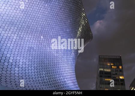 Vue à angle bas du musée Soumaya sous un ciel sombre et nuageux Banque D'Images