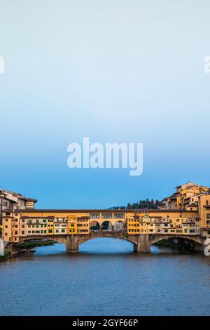 Florence, Italie - Circa juin 2021 : coucher de soleil sur Ponte Vecchio - Vieux Pont. Lumière bleue incroyable avant la soirée. Banque D'Images