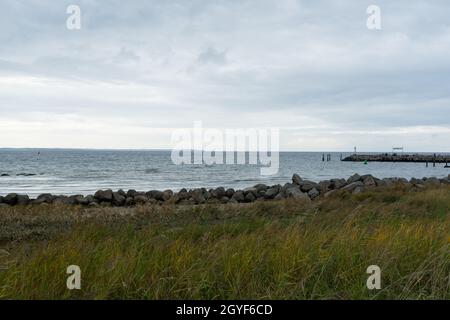 Vue sur la mer des baltes depuis le village allemand Timmendorf à l'automne Banque D'Images