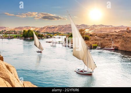 Voiliers traditionnels du Nil près des rives d'Assouan, Égypte. Banque D'Images