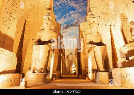 Entrée principale du temple de Louxor, premier pylône, Égypte. Banque D'Images