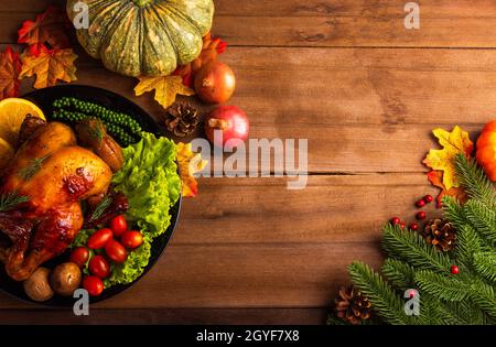 dinde rôtie de Thanksgiving ou poulet et légumes, vue de dessus dîner de Noël fête nourriture décoration traditionnelle maison sur fond de table en bois, Banque D'Images