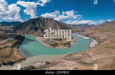 La confluence de deux rivières, Katun et Chuya, le célèbre site touristique dans les montagnes de l'Altaï, Sibérie, Russie, tir de drone aérien. Banque D'Images