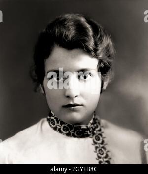 1930 environ, Etats-Unis : JOAN BRIDGE Chandos BAEZ ( 1913 - 2013 ), mère de la célèbre chanteuse populaire AMÉRICAINE JOAN BAEZ ( née le 9 janvier 1941 ).Née en Écosse, la deuxième fille d'un prêtre anglican anglais qui prétendait être originaire des Ducs de Chandos .Marié en 1936 à Albert BAEZ, un scientifique et pacifiste né au mexique ( 1912 - 2007 ).Photographe inconnu.- HISTOIRE - FOTO STORICHE - PACIFISTA - PACIFISTE - PACIFISMO - PACIFISME - MADRE -- ARCHIVIO GBB Banque D'Images