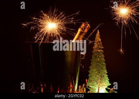 Bouteille de champagne avec feu bengale. Concept de la nouvelle année Banque D'Images