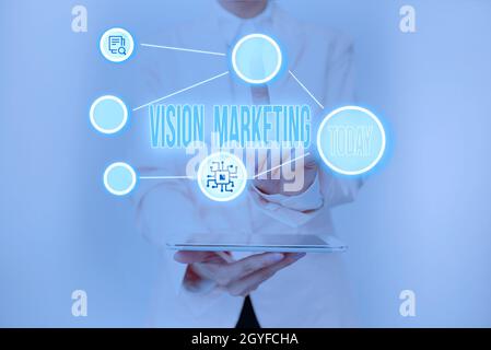 Affichage conceptuel Vision Marketing, Internet concept décrivant comment ils ont l'intention de changer et d'améliorer dans le futur Lady Holding Tablet appuyant sur Virt Banque D'Images