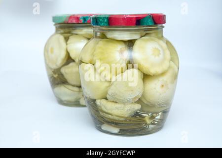 légumes en conserve en pots de verre bocaux isolés sur fond blanc une ressource alimentaire naturelle écologique pour l'hiver. Banque D'Images