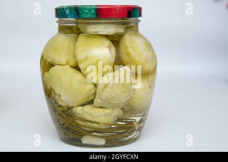 légumes en conserve en pots de verre bocaux isolés sur fond blanc une ressource alimentaire naturelle écologique pour l'hiver. Banque D'Images