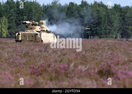 Les membres de l'équipage du véhicule de combat Bradley du 1er Escadron, 4e Régiment de cavalerie (1-4), 1re équipe de combat de la Brigade blindée, 1re Division d'infanterie, ont fait un tir de 25 mm dans le cadre des qualifications de la table VI de l'artillerie pour maintenir leur état de préparation à Świętoszówka, en Pologne, le 1er septembre 2021.Le 1-4 est actuellement déployé dans le cadre d'une rotation de neuf mois vers la Pologne en faveur de la détermination de l'Atlantique, ce qui est la preuve de l'engagement ferme et indéfectible des États-Unis envers l'OTAN et l'Europe.(É.-U.Photo de l'armée par le Sgt.1er classe Chad Menegay/SORTI) Banque D'Images