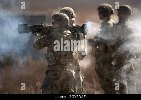 FPC de la Garde nationale de l'Armée de l'Idaho.Hunter Fischer (à gauche) déclenche l'AT-4.La Compagnie Charlie de la Garde nationale de l’Armée de l’Idaho, du 2-116e Bataillon des armes combinées, est retournée sur le terrain pour un exercice d’octobre sur le Centre d’entraînement au combat d’Orchard.L'entraînement a porté sur l'utilisation des armes ANTI-chars AT-4, le lanceur de grenades M320, la familiarisation avec les explosifs en plastique C4, les mines Claymore et l'entraînement sur la munition à l'entrée du fusil Grenade (GREM).Pour terminer le week-end, il y avait des exercices de navigation terrestre et une marche matinale de l'installation de cantonnement de l'OCTC jusqu'à la zone de l'aire de répartition.Le 2-116e Régiment de cavalerie Banque D'Images