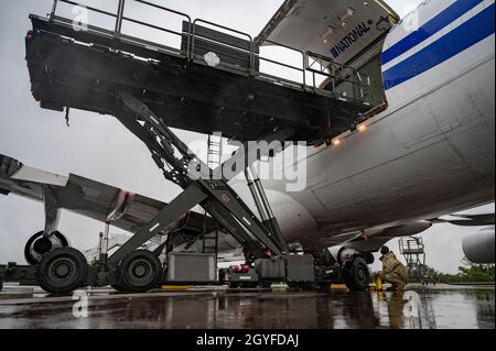 Tech.Sgt.Michael Edwards, chef de la section des fonctions du terminal aérien du 48e Escadron de préparation logistique, aide à aligner un véhicule de chargement K-Loader sur la baie de chargement d'un Boeing 747 de la RAF Fairford, au Royaume-Uni, le 2 octobre 2021.Le véhicule utilitaire K-Loader peut contenir plus de 40,000 lb de cargaison et trois palettes à la fois tout en soulevant suffisamment haut pour atteindre la baie de cargaison de presque tous les avions de cargaison.(É.-U.Photo de la Force aérienne par le premier Airman Colin Hollowell) Banque D'Images