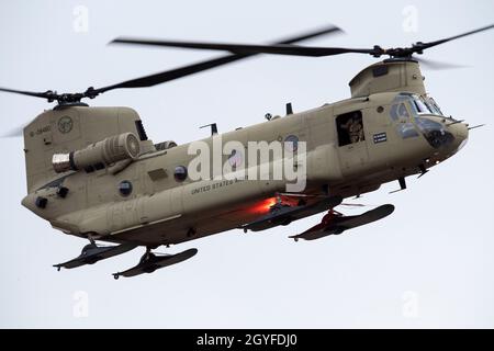 Un hélicoptère CH-47 Chinook de l’armée, exploité par les « Sugar Bears » du 1er-52e Bataillon de l’aviation générale de fort Wainwright, en Alaska, s’approche de la zone de Malemute Drop tout en soutenant une opération aérienne pour les parachutistes de la 4e équipe de combat de la brigade d’infanterie (Airborne), 25e division d’infanterie, « Spartan Brigade », à la base interarmées Elmendorf-Richardson, en Alaska, en Alaska5 octobre 2021.Des événements de formation comme celui-ci offrent aux équipages aériens et aux parachutistes la possibilité de maintenir la maîtrise des opérations aéroportées et d'améliorer la coordination entre les unités.La Brigade Spartan est le seul inan aéroporté Banque D'Images