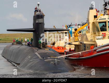 KINGS BAY, Géorgie (oct1, 2021) le sous-marin de missiles balistiques de classe Ohio USS Alaska (SSBN 732) Gold Crew retourne à son homeport à la base sous-marine navale de Kings Bay, en Géorgie, après une patrouille de dissuasion stratégique.Le navire est l'un des six sous-marins de missiles balistiques stationnés à la base et est capable de transporter jusqu'à 20 missiles balistiques lancés sous-marins avec plusieurs ogives.U.S. Navy photo par Mass communication Specialist 1ère classe Ashley Berumen (publié). Banque D'Images