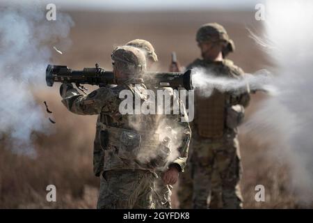 Garde nationale de l'armée de l'Idaho SPC.Robert Chaney tire le FEU DE L'AT-4.La Compagnie Charlie de la Garde nationale de l’Armée de l’Idaho, du 2-116e Bataillon des armes combinées, est retournée sur le terrain pour un exercice d’octobre sur le Centre d’entraînement au combat d’Orchard.L'entraînement a porté sur l'utilisation des armes ANTI-chars AT-4, le lanceur de grenades M320, la familiarisation avec les explosifs en plastique C4, les mines Claymore et l'entraînement sur la munition à l'entrée du fusil Grenade (GREM).Pour terminer le week-end, il y avait des exercices de navigation terrestre et une marche matinale de l'installation de cantonnement de l'OCTC jusqu'à la zone de l'aire de répartition.Le 2-116e Régiment de cavalerie est un O. Banque D'Images