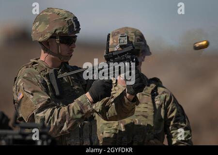 Garde nationale de l'armée de l'Idaho SPC.Garrett Malone lance une grenade à partir du lanceur de grenade M320.La Compagnie Charlie de la Garde nationale de l’Armée de l’Idaho, du 2-116e Bataillon des armes combinées, est retournée sur le terrain pour un exercice d’octobre sur le Centre d’entraînement au combat d’Orchard.L'entraînement a porté sur l'utilisation des armes ANTI-chars AT-4, le lanceur de grenades M320, la familiarisation avec les explosifs en plastique C4, les mines Claymore et l'entraînement sur la munition à l'entrée du fusil Grenade (GREM).Pour terminer le week-end, il y avait des exercices de navigation terrestre et une marche matinale de l'installation de cantonnement de l'OCTC jusqu'à la zone de l'aire de répartition.Le Banque D'Images