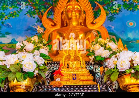 Statue de Bouddha d'or et galeries de peintures bouddhistes colorées et art à l'intérieur du temple Wat Plai Laem sur l'île de Koh Samui en Thaïlande Banque D'Images