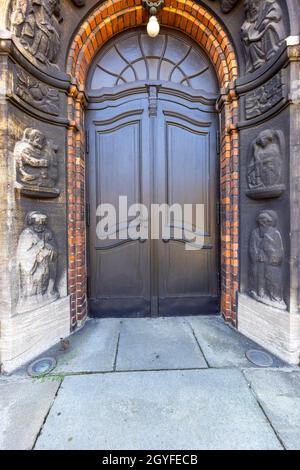 L'église néo-baroque de Sainte-Anna dans le village minier historique de Nikiszowiec, Katowice, Pologne.Le bâtiment en briques rouges est situé à Wyzwolenia Banque D'Images