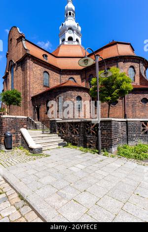 L'église néo-baroque de Sainte-Anna dans le village minier historique de Nikiszowiec, Katowice, Pologne.Le bâtiment en briques rouges est situé à Wyzwolenia Banque D'Images