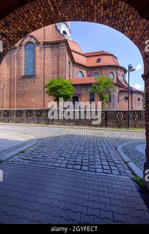 L'église néo-baroque de Sainte-Anna dans le village minier historique de Nikiszowiec, Katowice, Pologne.Le bâtiment en briques rouges est situé à Wyzwolenia Banque D'Images