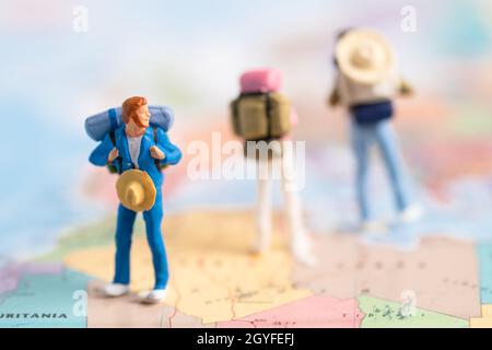 Bangkok, Thaïlande, 30 juillet, 2021 personnes miniatures, Backpacker Profitez de voyage découverte à incroyable sur la carte du monde. Banque D'Images