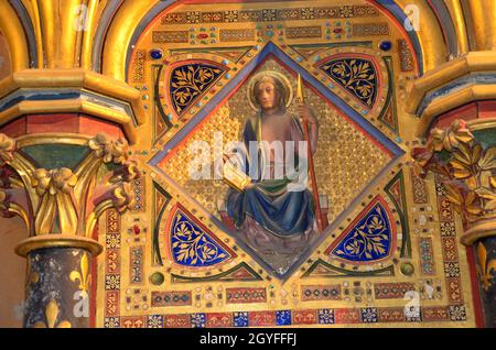 Paris - intérieur de la Sainte-Chapelle (Sainte Chapelle). La Sainte-Chapelle est une chapelle gothique médiévale royale à Paris et l'un des plus célèbres monu Banque D'Images