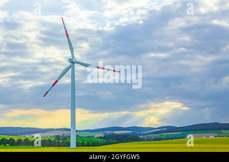 Paysages agricoles verts et calmes avec éolienne d'Allemagne. Banque D'Images