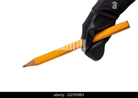 Une main de sexe masculin dans un gant noir tient un très grand crayon jaune isolé sur un fond blanc. Macro. Banque D'Images