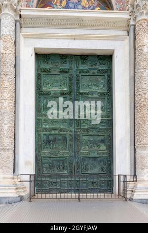 Pise, Italie - 13 mai 2019: Cathédrale de Pise, grande porte en bronze avec des scènes du Nouveau Testament, plus d'informations Banque D'Images