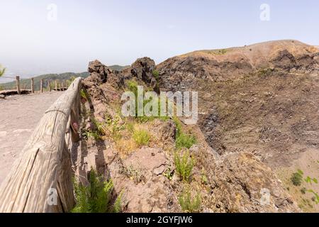 Sentier pittoresque en tuf volcanique fin et pointu jusqu'au sommet du Vésuve, Mont Vésuve, Italie Banque D'Images