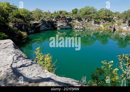 Vue panoramique du lac Otjikoto - un gouffre permanent lac près de Tsumeb en Namibie du Nord Banque D'Images