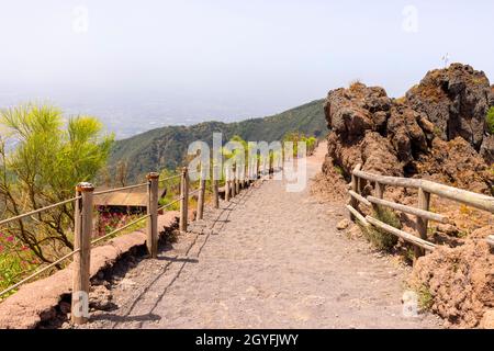 Sentier pittoresque en tuf volcanique fin et pointu jusqu'au sommet du Vésuve, Mont Vésuve, Italie Banque D'Images