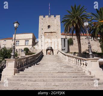 Escaliers menant à la porte de Korcula, entrée de la vieille ville fortifiée, Croatie 2020 Banque D'Images