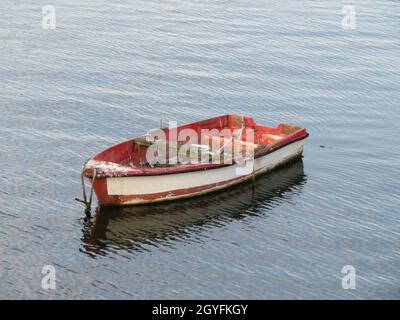 petit bateau de naufrage seul à l'appui de mer pour les mouettes Banque D'Images