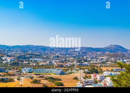 Chemin de marche Faliraki et paysage de montagne étonnant panorama Rhodes Grèce. Banque D'Images