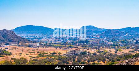 Chemin de marche Faliraki et paysage de montagne étonnant panorama Rhodes Grèce. Banque D'Images